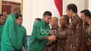 Stefano Lilipaly dan para pemain Timnas Indonesia diterima Presiden RI, Joko Widodo di Istana Negara, (19/12/2016). (Bola.com/Nicklas Hanoatubun)