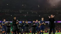 Pelatih Atletico Madrid, Diego Simeone, bertepuk tangan untuk fans setelah kekalahan pada leg kedua semifinal Liga Champions kontra Arsenal di Stadion Emirates, Rabu (6/5/2026) dini hari WIB. (Adrian Dennis / AFP)