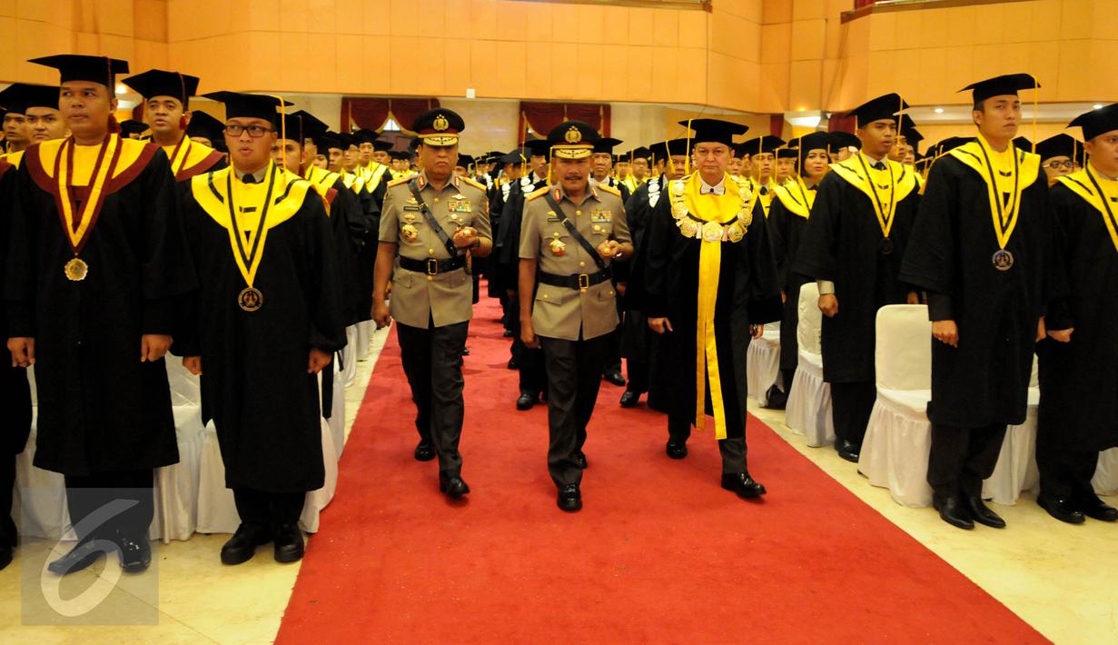 Kapolri Jenderal Badrodin Haiti menghadiri acara Dies Natalis PTIK ke-70 di Auditorium PTIK, Jakarta, Jumat (17/6). Sebagain besar dari wisudawan merupakan perwira pertama dan menengah Polri berpangkat AKP dan Kompol. (Liputan6.com/Helmi Afandi)