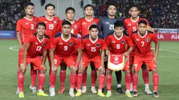 Para pemain starting XI Timnas Indonesia U-22 berfoto sebelum dimulainya laga final cabor sepak bola SEA Games 2023 menghadapi Thailand di National Olympic Stadium, Phnom Penh, Kamboja, Selasa (16/5/2023). (Bola.com/Abdul Aziz)