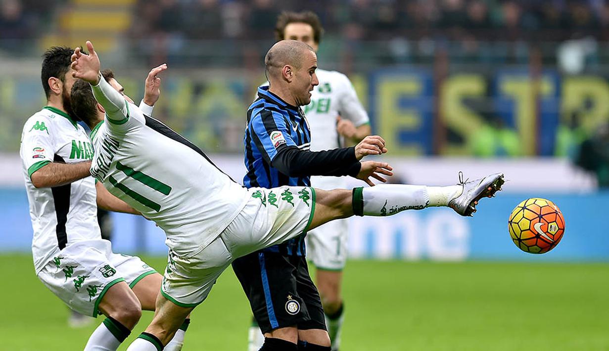 Striker Argentina, Rodrigo Palacio, berusaha melewati hadangan bek Sassuolo, Sime Vrsaljko, pada laga Serie A. Inter membukukan enam kali tendangan kearah gawang dan delapan tendangan melebar. (AFP/Alberto Pizzoli)