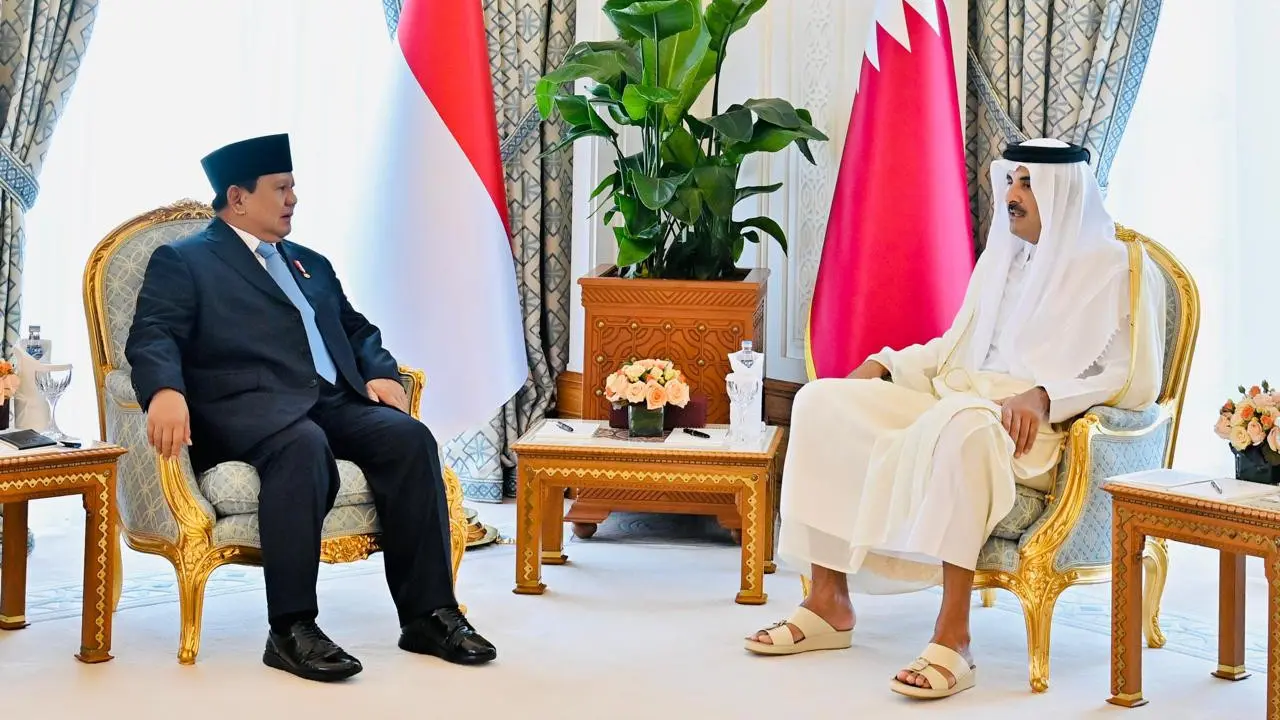 Presiden Prabowo Subianto melakukan kunjungan resmi ke Doha, Qatar, Minggu (13/4/2025). Kunjungan ini ditandai dengan pertemuan antara Prabowo dan Emir Qatar, Sheikh Tamim Bin Hamad Al-Thani, yang berlangsung di Istana Amiri Diwan, Doha.