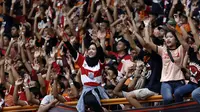 Suporter Persija Jakarta, The Jakmania, memberikan dukungan saat melawan Sriwijaya FC pada laga Liga 1 di Stadion Wibawa Mukti, Jawa Barat, Sabtu (24/11). Persija menang 3-2 atas Sriwijaya. (Bola.com/Yoppy Renato)