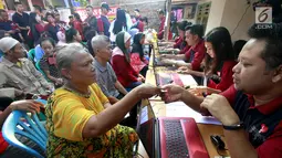 Warga registrasi untuk mendapatkan paket sembako di Rawa Badak Selatan, Jakarta Utara, Kamis (13/6). Paket sembako dibagikan bagi masyarakat kurang mampu di hari terakhir bulan Ramadan. (Liputan6.com/HO/Rizki)