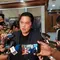 Menteri BUMN Erick Thohir saat ditemui di Gedung DPR RI, Kamis (15/6/2023). Erick Thohir menyebut negosiasi bisnis menjadi hal yang lumrah dilakukan, seperti yang dilakukan untuk gelaran World Superbike (WSBK) di sirkuit Mandalika. (Arief/Liputan6.com)