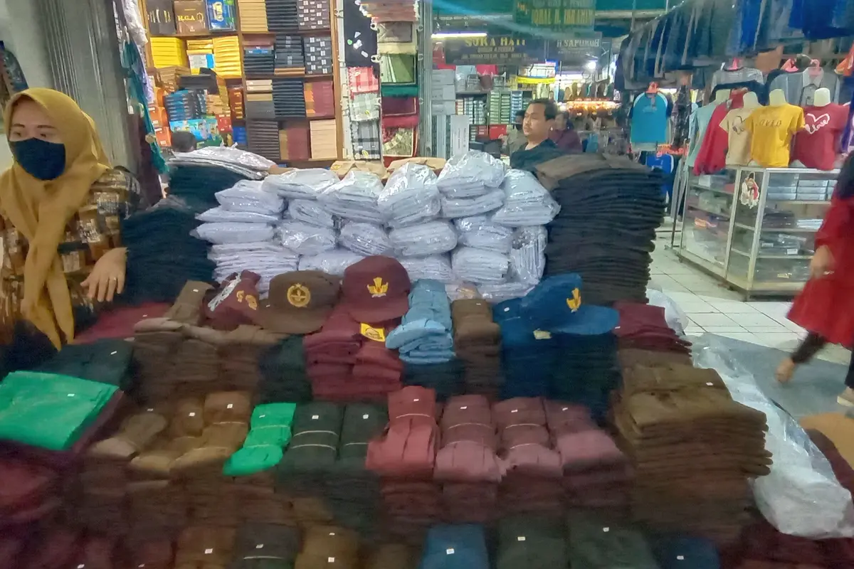 Pedagang seragam sekolah di Pasar Induk Rau (PIR) Kota Serang, Banten. (Yandhi/Liputan6.com)