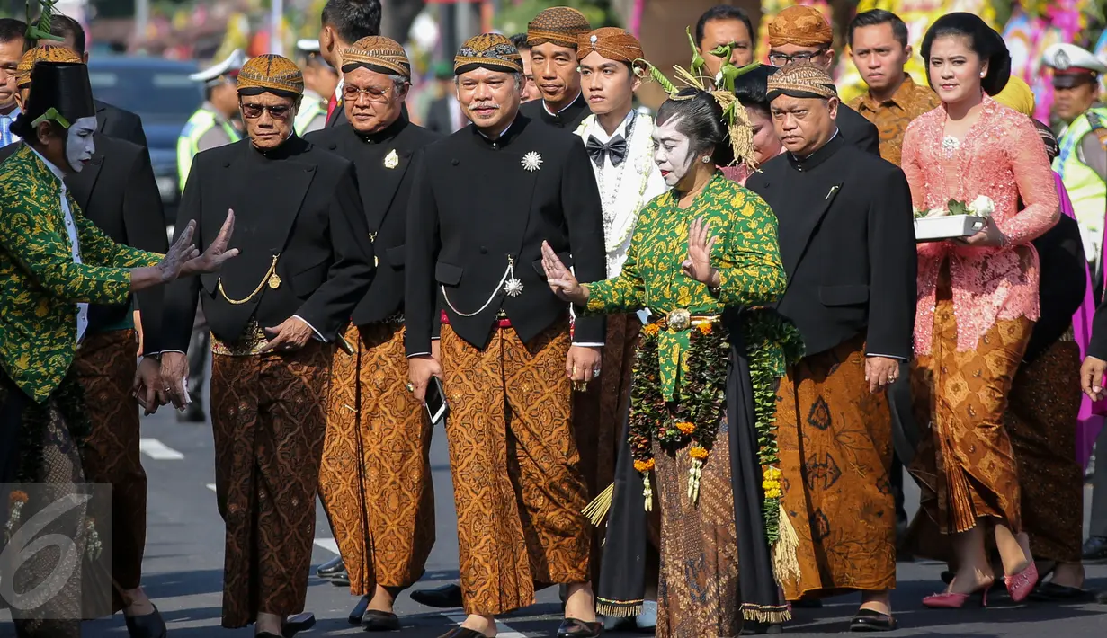 Putra sulung Jokowi, Gibran Rakabuming Raka bersama rombongan berjalan kaki menuju menuju lokasi akad nikah, di Gedung Graha Saba Buana, Solo, Jawa Tengah, Kamis (11/6/2015). (Liputan6.com/Faizal Fanani)  