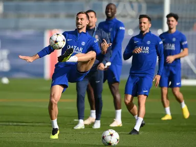 Gelandang Paris Saint-Germain Fabian Ruiz (kiri) mengontrol bola selama sesi latihan di tempat latihan klub Camp des Loges di Saint-Germain-en-Laye, dekat Paris pada 10 Oktober 2022. PSG akan menjamu Benfica di Parc des Princes pada matchday 4 Grup H Liga Champions 2022/2023 pada Rabu, 12 Oktober 2022 dinihari WIB. (FRANCK FIFE / AFP)