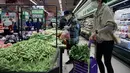 <p>Orang-orang membeli makanan dan kebutuhan rumah tangga di sebuah supermarket di Beijing pada 25 April 2022. Kekhawatiran penguncian Covid memicu pembelian panik dan antrean panjang untuk pengujian massal di Beijing pada 25 April ketika otoritas China bergegas untuk membasmi wabah di ibu kota. (AFP/Noel Celis)</p>