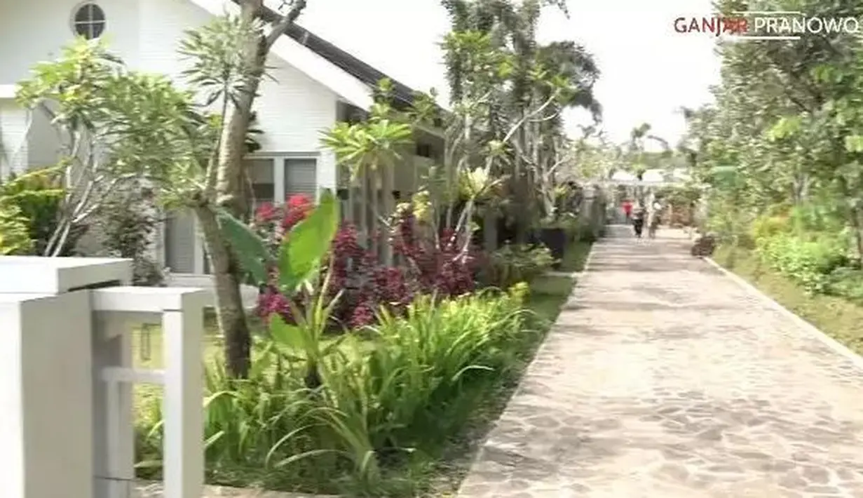 Awalnya, sang istri menolak untuk tinggal di tempat ini karena tanah seluas 1 hektar ini berdekatan dengan lokasi pembuangan sampah serta MCK. (YouTube/Ganjar Pranowo)