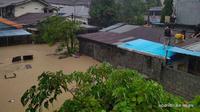 Sejumlah warga Manado memilih naik ke atap rumah karena volume air yang terus meningkat akibat banjir.