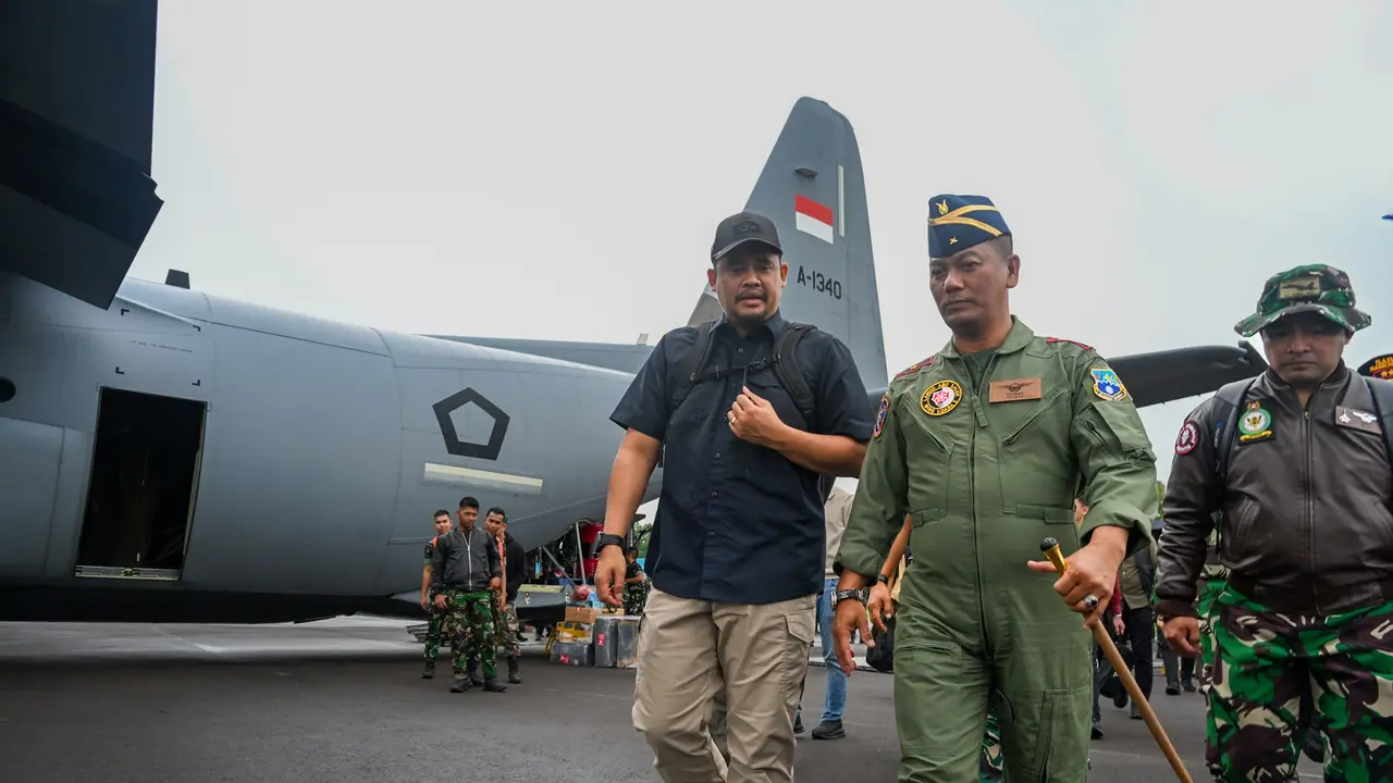 Gubernur Sumatera Utara (Sumut) Bobby Nasution terbang langsung menggunakan pesawat Hercules membawa logistik dan obat-obatan ke wilayah yang terisolir.