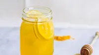 Lemon, kunyit dan jahe. Kandungan anti-inflamasi dan antioksidan sangat baik untuk kesehatanmu. Minuman ini baik untuk pereda nyeri. (Via: thewholejourney.com)