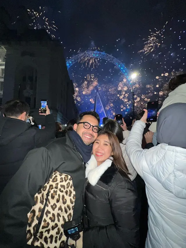 10 Potret Kiky Saputri Liburan di Inggris, Kunjungi Stadion Old Trafford