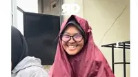 Seorrang Wanita Niat Tampil Modis dengan Jas Hujan, Malah Disangka Pakai Mukena Kekecilan. foto: (dok.Instagram @radar.depok/https://www.instagram.com/radar.depok/reel/DAS8TfmSyJj/Henry)
&nbsp;