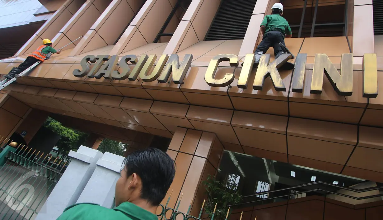 Pekerja membersihkan dinding Stasiun Cikini di Jakarta, Senin (20/3). Kegiatan tersebut rutin dilakukan untuk mejaga kebersihan stasiun serta meningkatkan kenyamanan bagi penumpang. (Liputan.com/Immanuel Antonius)