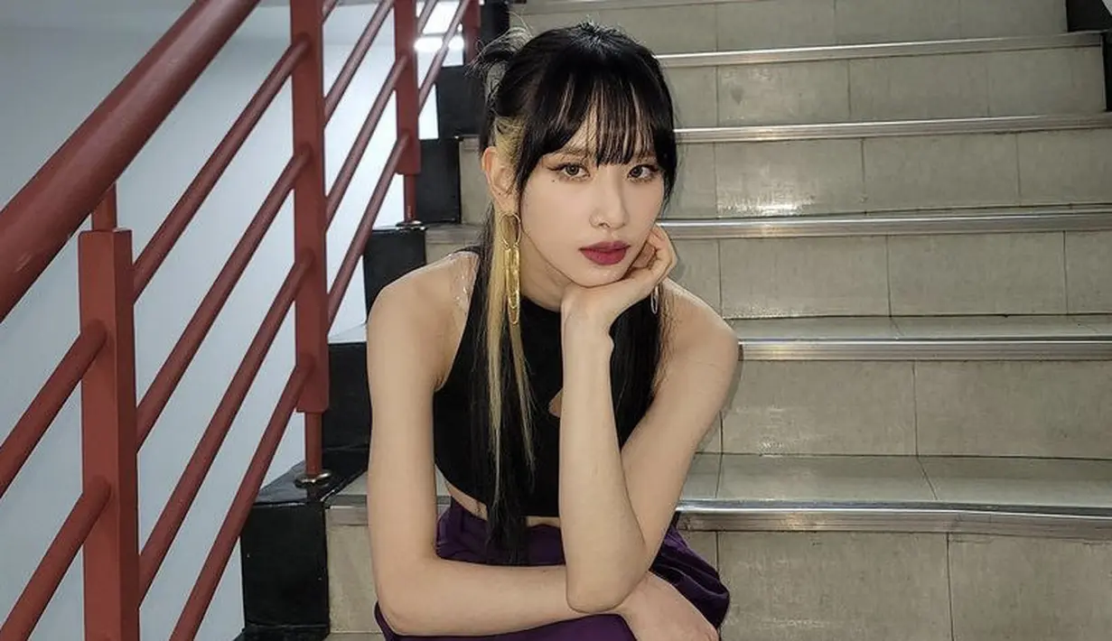 SeolA mengenakan lipstik merah mette yang menjadi on point pada riasanya. Untuk riasan mata ia mengenakan gaya eyeliner cat eye Dok. Instagram @seola_s