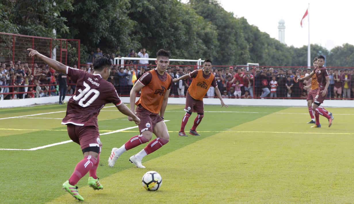 Pemain Persija Jakarta, Ryuji Utomo, saat latihan di Lapangan Aldiron, Jakarta, Senin (7/1). Sebanyak 29 pemain sudah bergabung dalam latihan perdana tersebut. (Bola.com/M Iqbal Ichsan)
