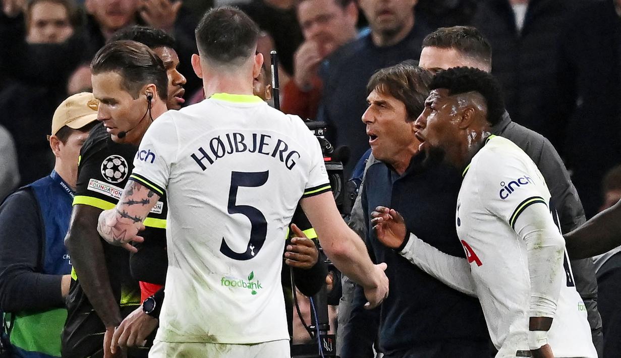 Conte yang murka dengan keputusan tersebut lalu melayangkan protes keras terhadap wasit dan kinerja VAR yang dinilainya telah memberi banyak kerusakan di dalam pertandingan. Sampai kemudian, Makkelie memberikan Conte hadiah berupa kartu merah. (AFP/Ben Stansall)