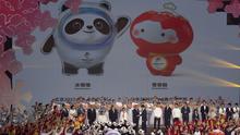 Suasana peluncuran Maskot Olimpiade Musim Dingin Beijing 2022 Bing Dwen Dwen dan maskot Paralimpik “Shuey Rhon Rhon” di Arena Hoki Es Shougang (17/9/2019). (AP Photo/Ng Han Guan)