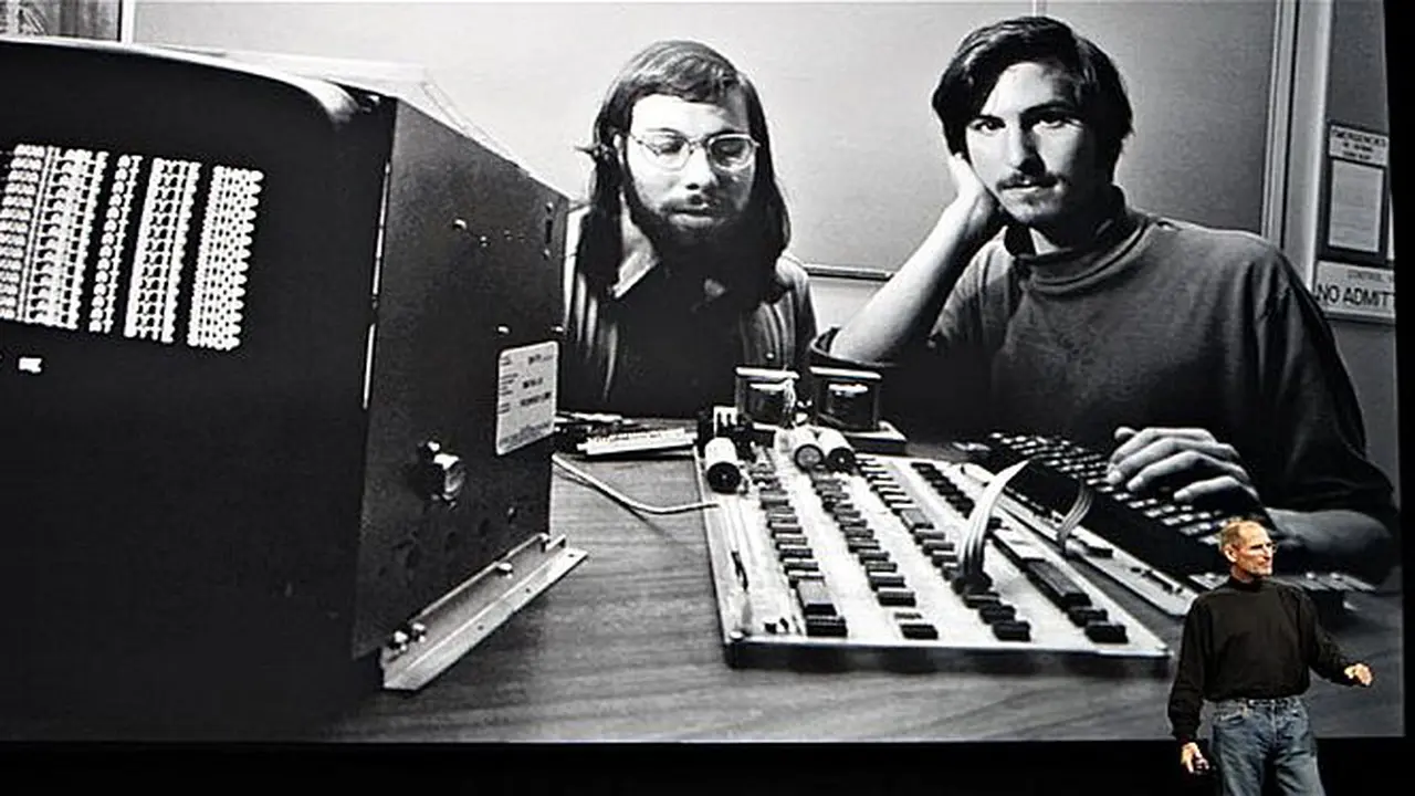 Steve Jobs dan Steve Wozniak dengan sebuah Apple I pada 1976 (Foto: Bloomberg)