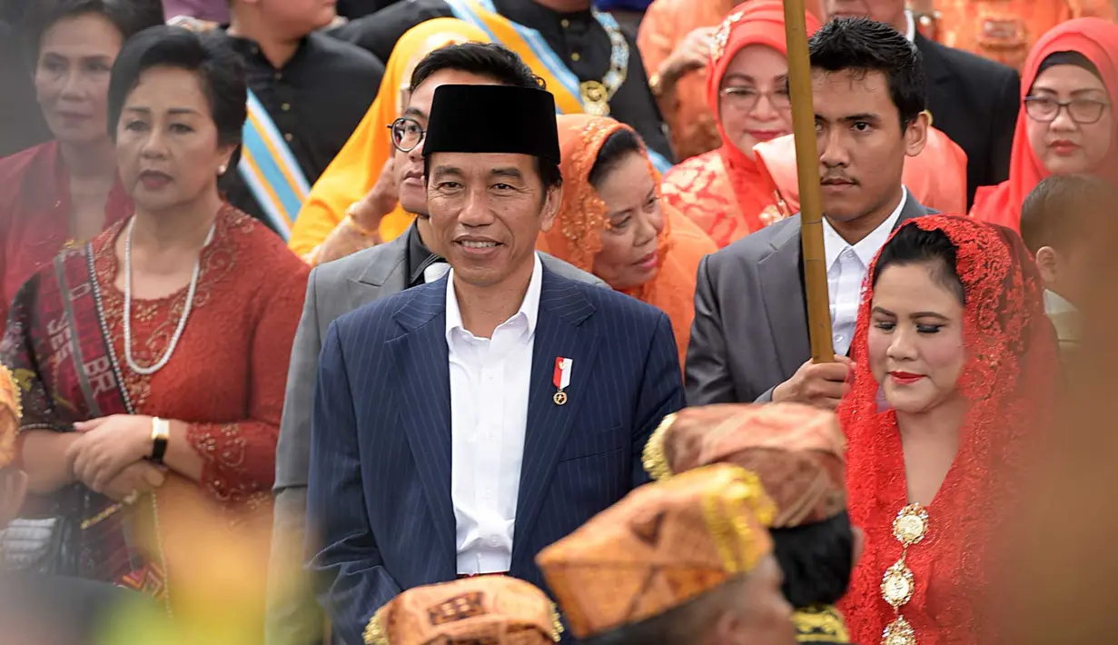 Tarian menyambut kedatangan Jokowi dan rombongan. Tarian terus mengiringi hingga Presiden Jokowi masuk ke tenda besar. Keduanya disambut oleh keluarga Bobby seperti Raja. (Deki Prayoga/Bintang.com)