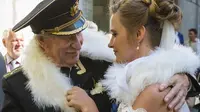 Ivan Krasko (84) resmi menikah dengan muridnya yang usianya 60 tahun lebih muda.