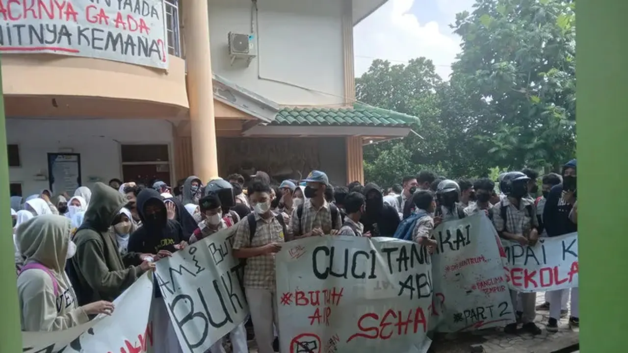 Siswa SMAN 9 Tambun Selatan Bekasi Saat Demonstrasi Selasa (3/6) kemarin.