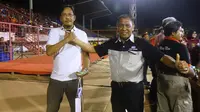 Sekretaris tim Surabaya United, Rahmad Sumanjaya, menerima potongan kue dari Sumirlan (Direktur Teknis PSM). (Bola.com/Zaidan Nazarul)