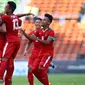 Pemain Timnas Indonesia U-22, Febri Hariyadi (tengah) melakukan selebrasi usai mencetak gol ke gawang Kamboja pada laga SEA Games 2017 di Shah Alam, Malaysia (24/8). Febri mencetak gol pada menit 69 Dari jarak sekitar 45 meter. (AP Photo / Vincent Phoon)