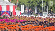 Presiden Joko Widodo (kanan depan di atas mobil) selaku inspektur upacara memeriksa barisan saat peringatan HUT Ke-73 Bhayangkara di kawasan Monas, Jakarta, Rabu (10/7/2019). Penyelenggaraan perayaan HUT Bhayangkara ini tertunda dari jadwal semestinya pada 1 Juli. (Liputan6.com/Faizal Fanani)