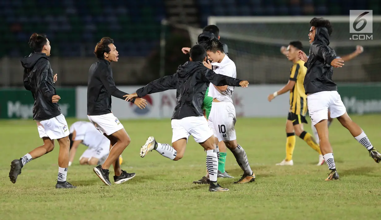 Pemain timnas U-19 Thailand berselebrasi setelah mengalahkan timnas Malaysia pada partai final Piala AFF U-18 2017, di Stadion Thuwunna, Myanmar (17/9). Thailand mengalahkan Malaysia 2-0 lewat gol-gol di babak kedua. (Liputan6.com/Yoppy Renato)