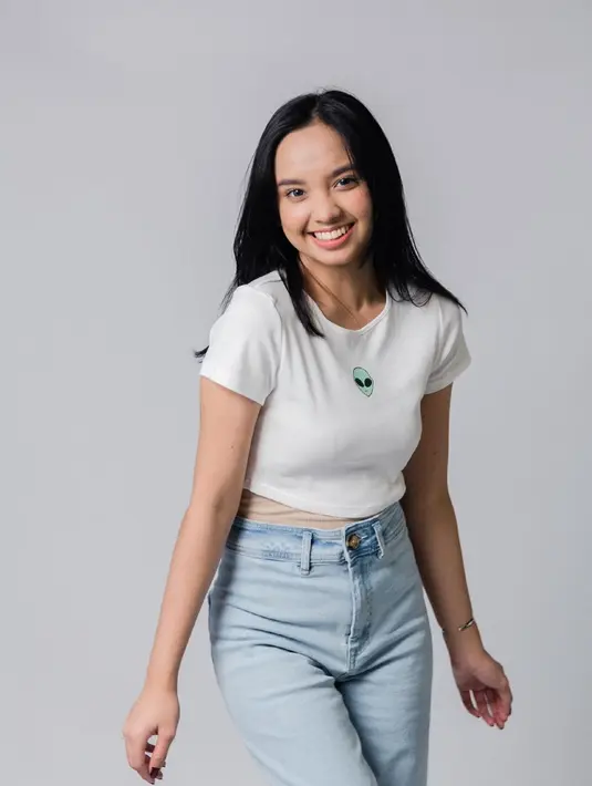Tampil dengan kaus putih yang dipadukan celana jeans berwarna biru muda, gaya Lyodra terlihat begitu santai. Wanita yang genap berusia 18 tahun ini juga mendapat banyak pujian dari netizen. (Liputan6.com/IG/lyodraofficial)