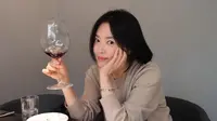 Song Hye Kyo tampil sederhana saat merayakan ulang tahunnya dengan makan malam bersama Suzy. (Foto: Instagram/ kyo1122)