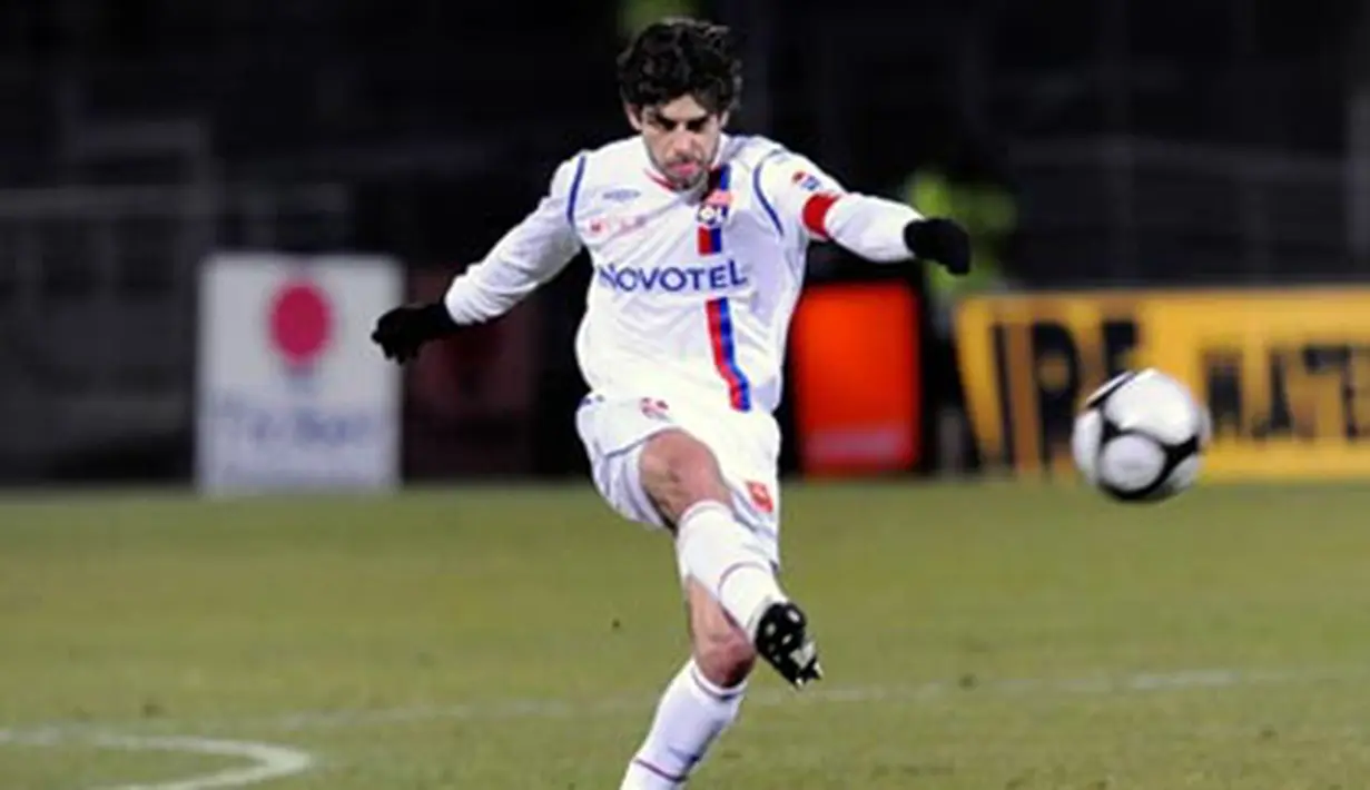 Lyon's midfielder Juninho kicks the ball and scores a goal during French L1 football match Lyon vs Le Havre on February 15, 2009, at Gerland stadium in Lyon. AFP PHOTO/PHILIPPE MERLE