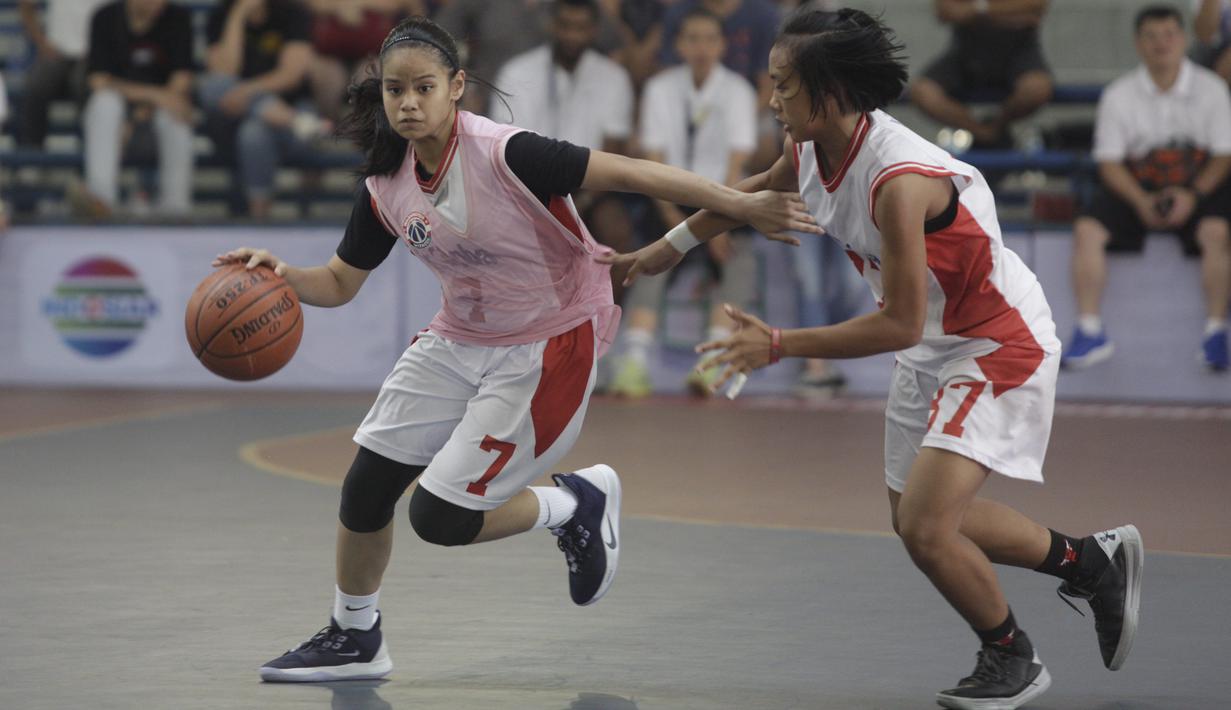 Para pebasket muda saat Kamp Penyisihan Kejuaraan Dunia Jr. NBA untuk wilayah Asia Pasifik di UPH Karawaci, Tangerang, Minggu (16/6). Nantinya akan dipilih 10 putra dan 10 putri untuk Kejuaraan Dunia. (Bola.com/Vitalis Yogi Trisna)