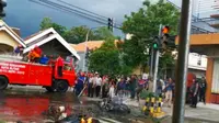 Insiden pembakaran tujuh motor mewarnai pertandingan semifinal turnamen sepak bola Piala Gubernur Jawa Timur antara Persebaya Surabaya dengan Arema Malang pada Selasa (18/2/2020).