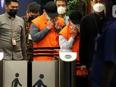 Dua tersangka kasus dugaan suap terkait pelaksanaan berbagai proyek infrastruktur di Kabupaten Maberamo Tengah, Papua yang melibatkan Bupati Mamberamo Tengah, Ricky Ham Pagawak digiring petugas di Gedung KPK, Jakarta, Kamis (8/9/2022). Terkait kasus tersebut, KPK menahan Dirut PT Bina Karya Raya, Simon Pampang dan Jusie Andra Pribadi Pampang (Direktur PT Bumi Abadi Perkasa). (Liputan6.com/Helmi Fithriansyah)