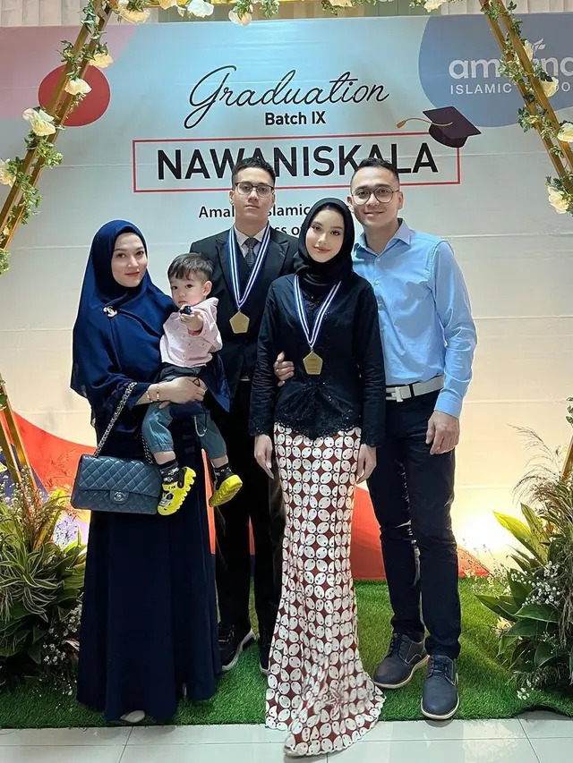 6 Momen Wisuda Anak Kembar Fadlan Muhammad, Dihadiri Mantan Istri