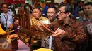 Menkumham Yasonna Laoly dan Menperin Saleh Husin melihat kerajinan tangan buatan Warga Binaan Pemasyarakatan saat Pameran Produk Unggulan Narapidana Tahun 2016 di Plasa Kemenperin, Jakarta, Selasa (19/4/2016). (Liputan6.com/Angga Yuniar)