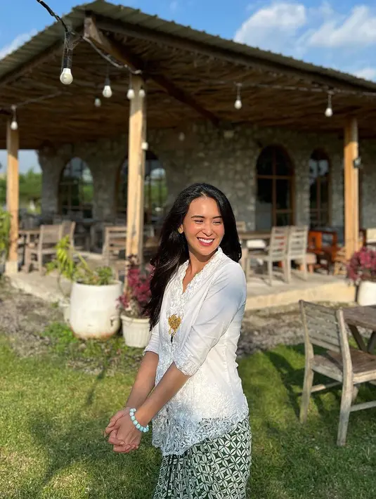 Potret ayu Ayu Shita memadukan kebaya dan kain batik sebagai rok. Kebaya putih lengkap dengan bros emasnya, dipadu kasual dengan kain batik serasi sebagai rok. Foto: Instagram.