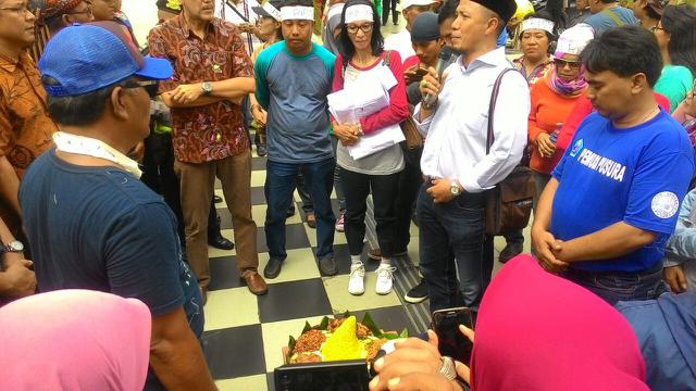 Risma Batal Maju di Pilkada Jatim, Warga Surabaya Gelar Syukuran