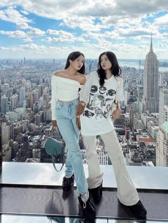 <p>Kali ini mereka tampil serba putih, Beby mengenakan off shoulder lengan panjang dipadukan celana denim, sedangkan&nbsp;Keysha&nbsp;mengenakan oversize tshirt white dipadukan delana cargo putih loose.&nbsp;@bebytsabina</p>