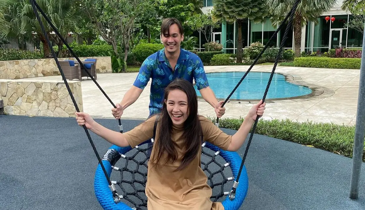 Lady Nayoan akhirnya membuka kondisi rumah tangganya yang sempat tak harmonis. Hubungan Lady dengan Rendy Kjaernett kembali baik. Atas kebahagiaan yang dirasakan belakangan ini, Lady bagi-bagi hadiah di media sosial. [Instagram/rendykjaernett1]