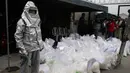 Pekerja berdiri di samping kantong berisi kokain yang siap dimusnahkan di markas polisi di Lima, Peru, (7/6). Polisi mengatakan mereka akan membakar sekitar 20 ton narkoba, termasuk kokain, mariyuana, opium dan heroin yang disita. (AP Photo/Martin Mejia)