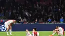 Reaksi pemain Ajax usai tersingkir pada leg kedua semifinal Liga Champions yang berlangsung di Stadion Amsterdam Arena, Amsterdam, Kamis (9/5). Spurs menang 3-2 atas Ajax. (AFP/Emmanuel Dunand)