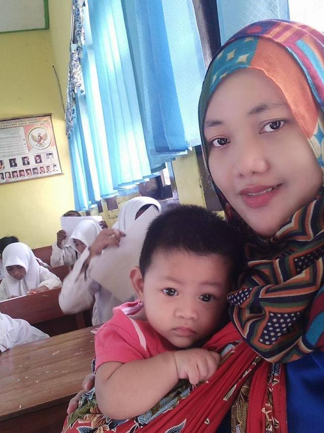 Warganet Terharu, Bocah SD Bawa Adiknya Ke Sekolah Demi Sekolah