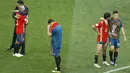 Pemain dan pelatih Spanyol berpelukan usai kalah dari Rusia Rusia pada laga 16 besar Piala Dunia 2018 di Luzhniki Stadium, Moskow, Rusia, (1/7/2018). Spanyol kalah adu penalti 3-4. (AP/David Vincent)