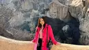 <p>Long blazer berwarna pink magenta adalah must fashion item saat liburan ke turkey.&nbsp;(instagram/natashawilona12)</p>