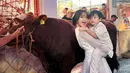 <p>Fuji mengajak keponakannya berfoto bersama seekor sapi. Diduga itu merupakan hewan kurban mereka. (Foto: Instagram/ fuji_an)</p>